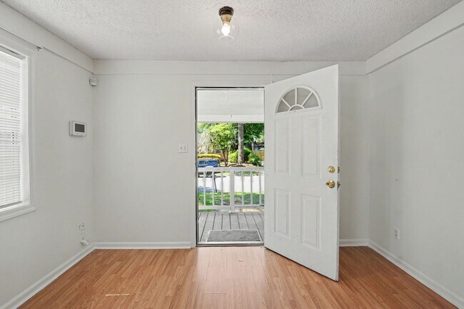 Building Photo - 3 Bed 2 Bath Home with Great Outdoor Space!