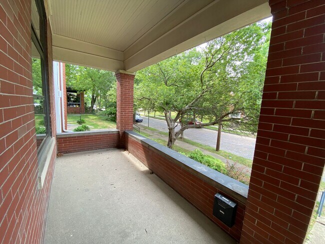 Building Photo - 329 W 8th Ave