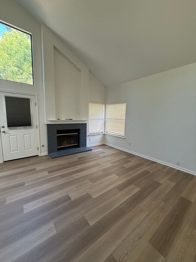 Building Photo - 3 BEDROOM COURT LOCATION
