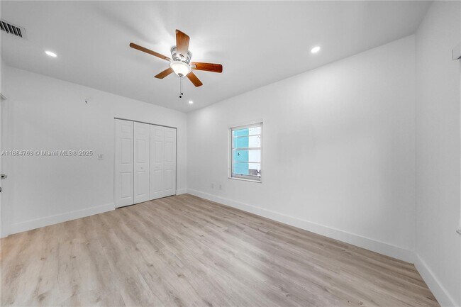 Building Photo - 2464 SW 22nd St