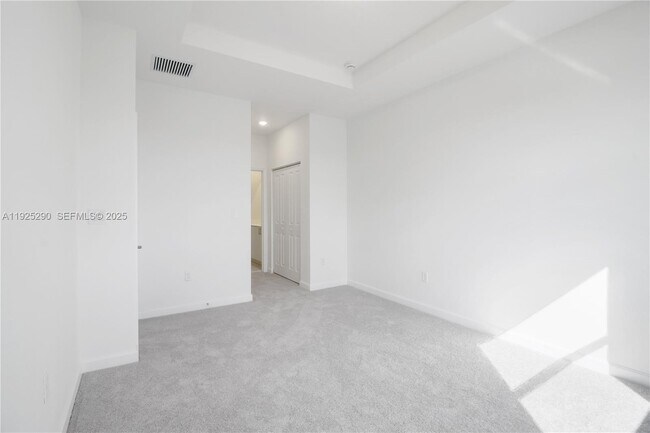 Building Photo - 2747 SE 25th Ave