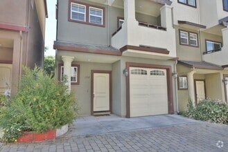 Building Photo - Beautiful and Modern 3 Bedroom 3.5 Bath Tr...