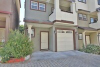 Building Photo - Beautiful and Modern 3 Bedroom 3.5 Bath Tr...