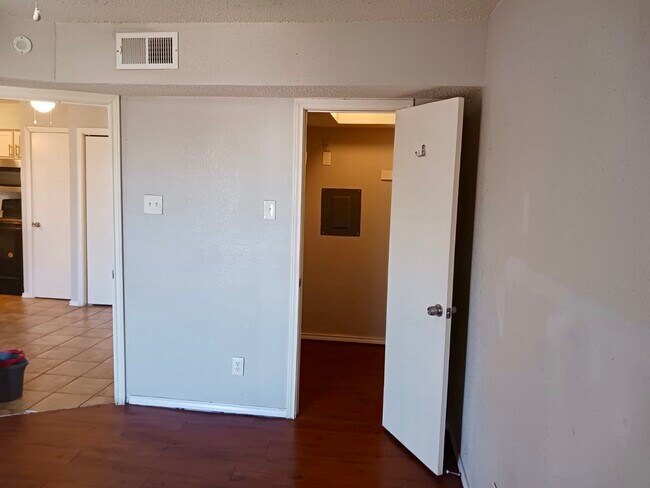 Building Photo - 9520 Royal Ln