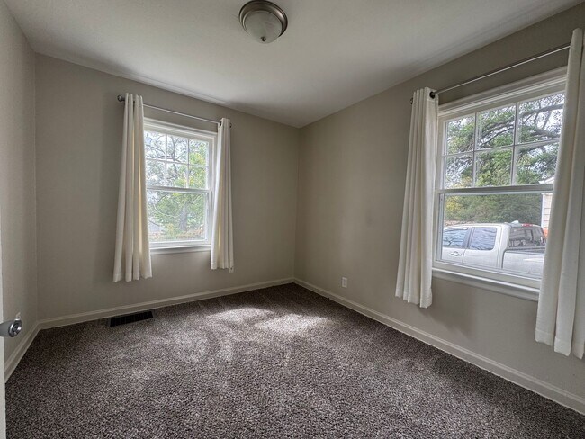 Building Photo - Home For Rent Bellevue.