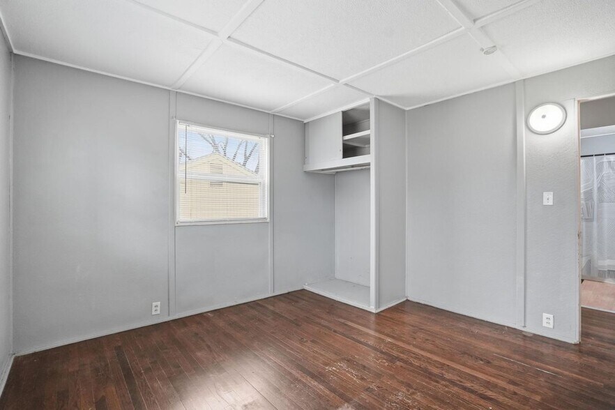 Building Photo - 1108 NE 46th Terrace