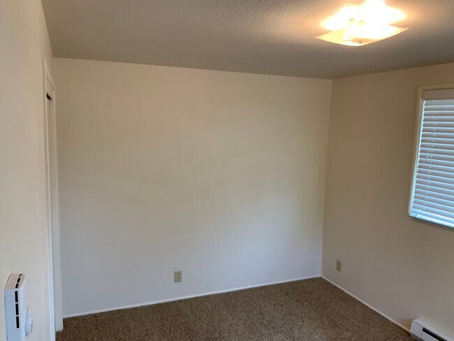 Building Photo - 2 Bedroom Duplex Near Autzen Stadium
