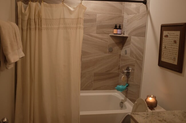 Building Photo - 622 Annex Ave