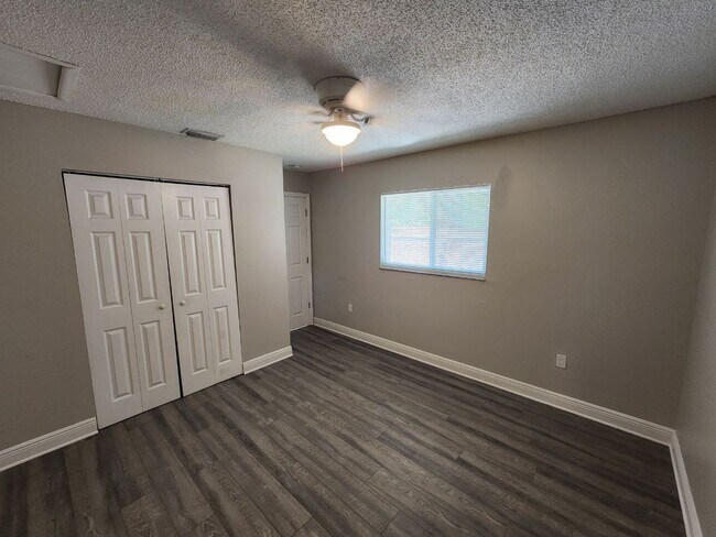Building Photo - Housing Voucher Accepted -Upgraded 3 Bedroom 2 Bath - Minutes from Super Target and Publix