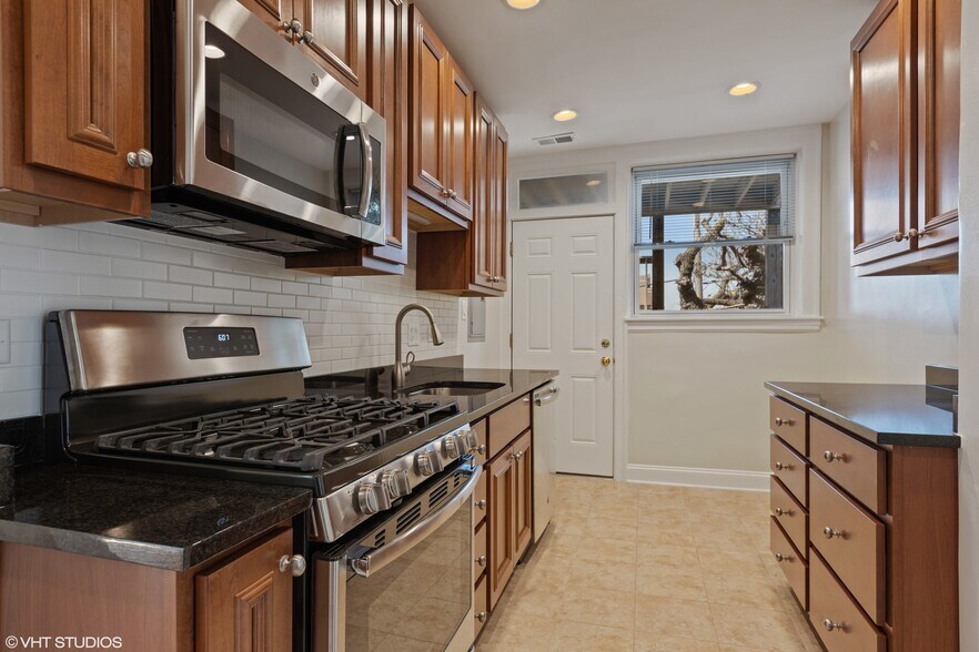 Building Photo - 1446 W Pensacola Ave