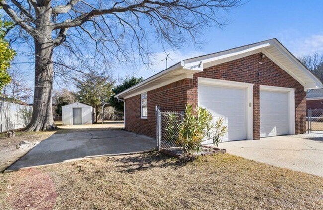 Building Photo - 1404 Shelton Rd