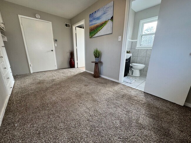 Building Photo - 2 bed, 1 bath home for rent in Waterloo