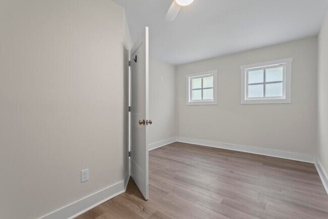 Building Photo - 1066 Crest Cir SE