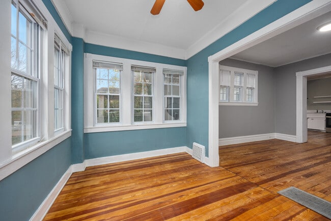 Building Photo - 647 Fairview Ave NE