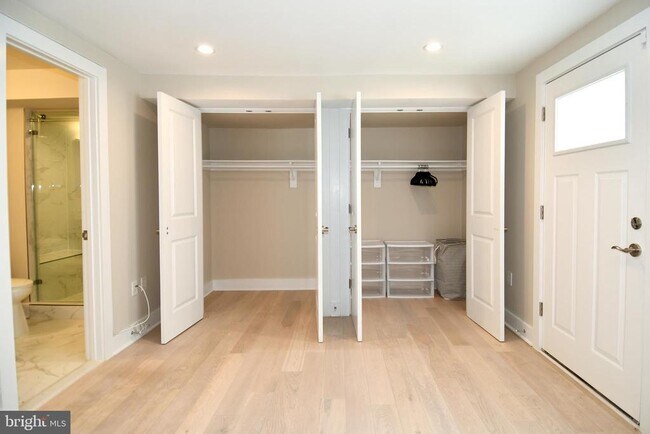 Building Photo - 901 Lawrence St NE