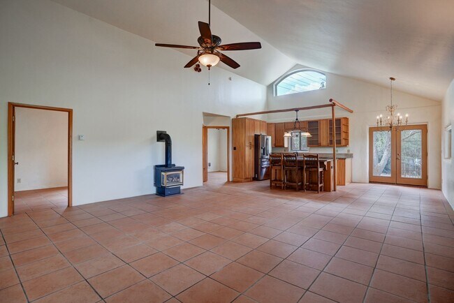 Building Photo - 2 Bedroom plus Office in Main House & Stud...