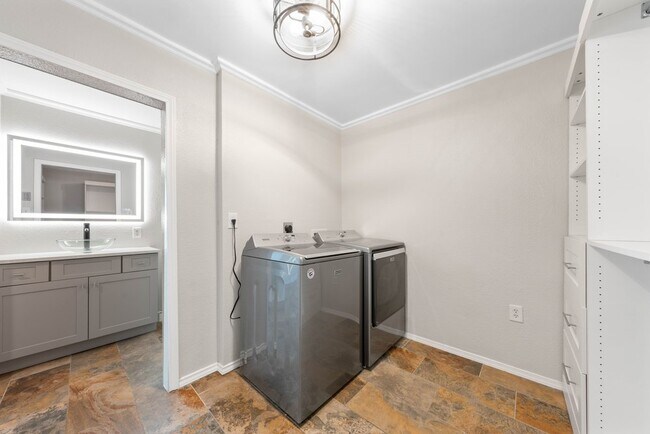 Building Photo - Spacious 4-Bedroom Retreat with Fireplace & Island Kitchen in New Braunfels