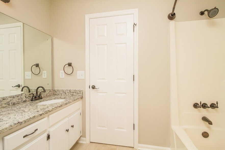 Building Photo - 2814 Meadowhill Dr