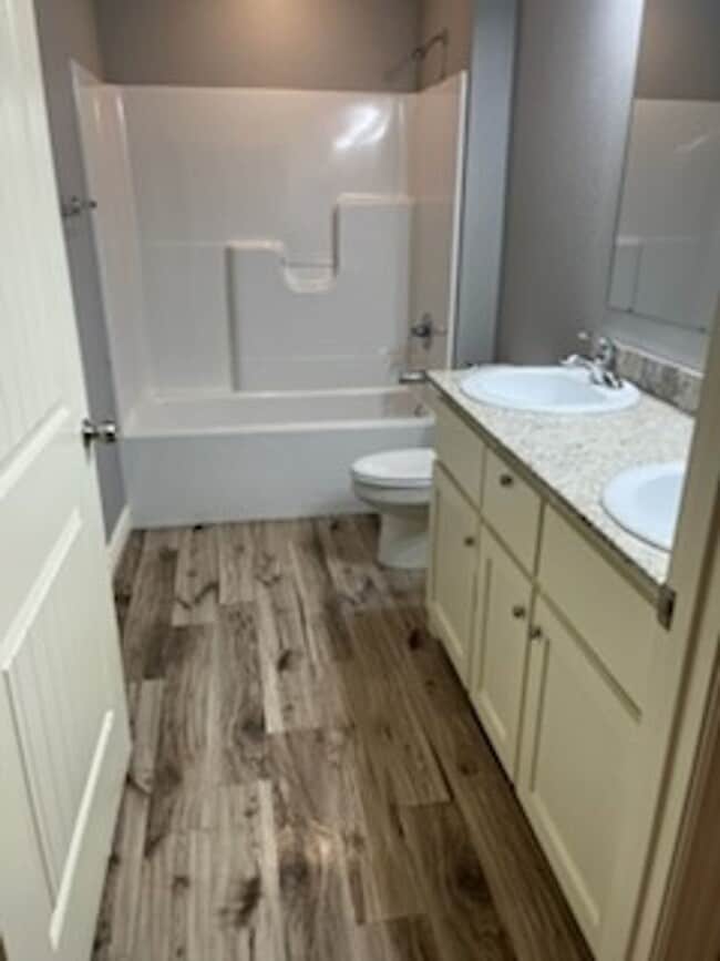 Building Photo - 3 bedroom Duplex with move in special