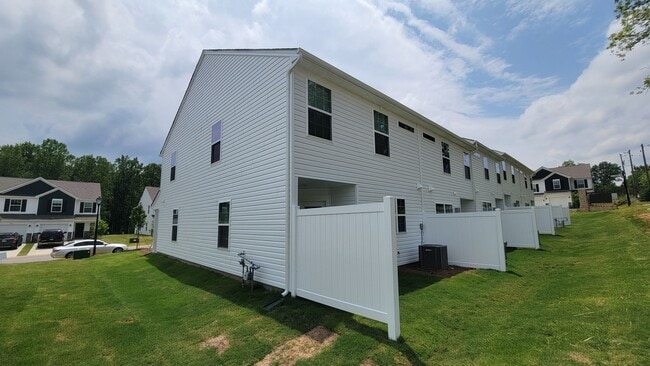 Building Photo - 3 bed, 2.5 Bath Townhome Available in Reid...