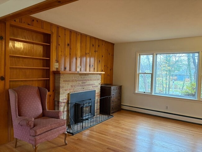 Building Photo - Solid Brick Rancher in Greencastle