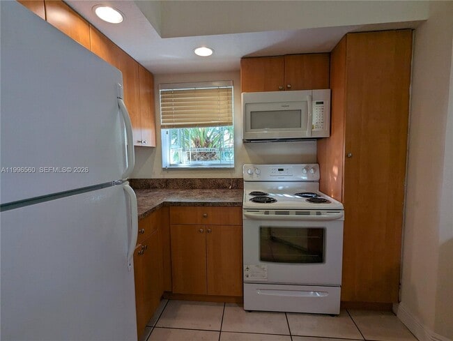 Building Photo - 3430 Pinewalk Dr N