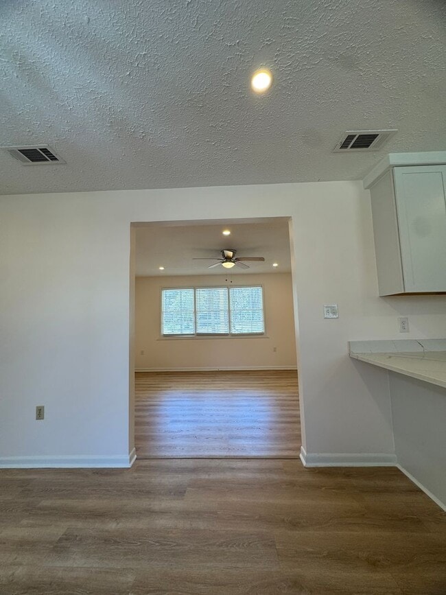 Building Photo - 3 BED | 2 BATH | TWO CAR GARAGE | LARGE FRONT AND BACK YARDS | AVAILABLE NOW