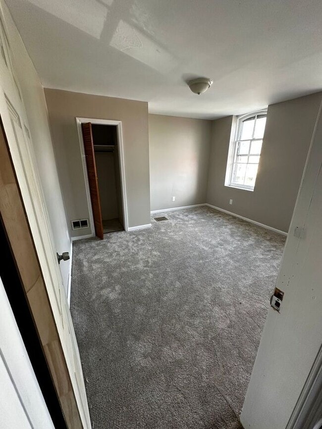 Building Photo - 3 Bedroom | 2 Bathroom | $1,400