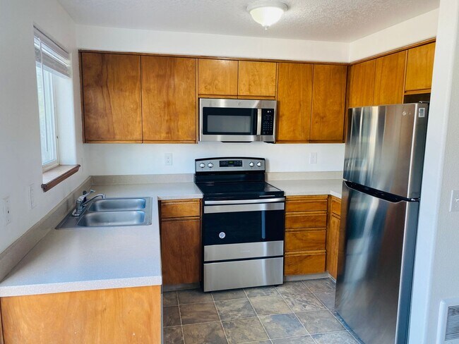 Building Photo - Freshly updated TH unit with private back ...