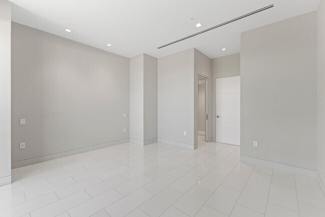 Building Photo - 6587 N Palmeraie Blvd