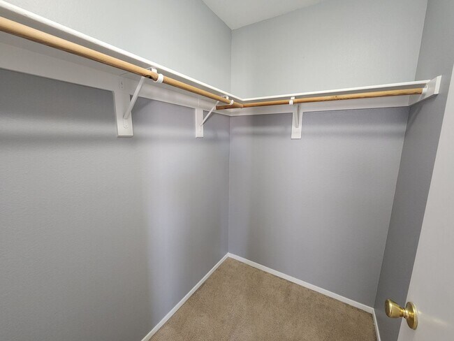 Building Photo - HENDERSON: 3 bed/2.5 bath Townhome with Spacious Kitchen, Private Backyard, Large Primary Suite &...