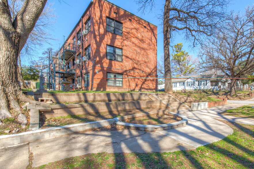 Building Photo - 1524 E 17th St