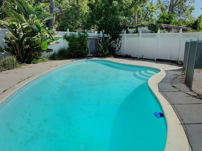 Building Photo - Charming, Remodeled 3-Bed / 3-Bath Home wi...