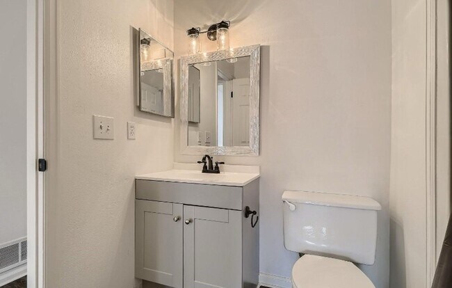 Building Photo - Spacious 2 Bed, 2 Bath Condo with Garage i...
