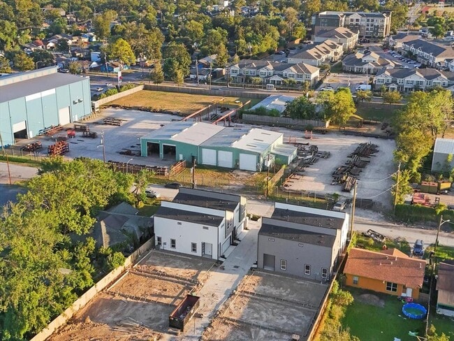 Building Photo - 227 Noras Ln
