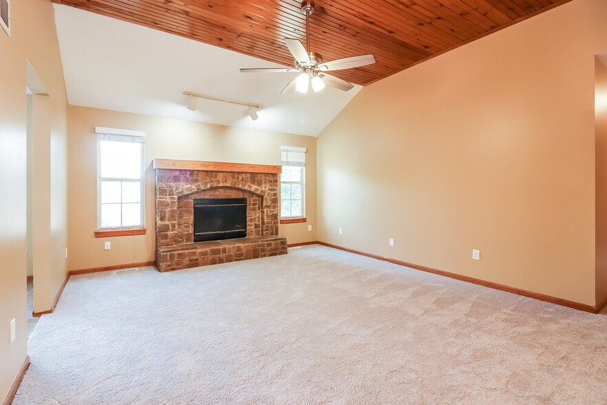 Building Photo - 1711 Roberta Dr