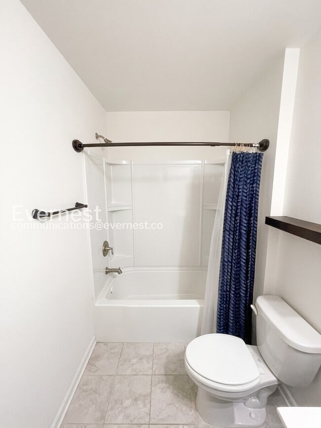 Building Photo - 3 Bed/3 Bath Townhome with Garage / Available Now!
