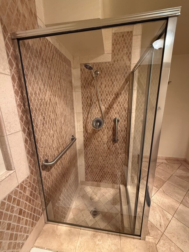 Building Photo - Beautiful Spacious 2 Bedroom/2 Bath Condo