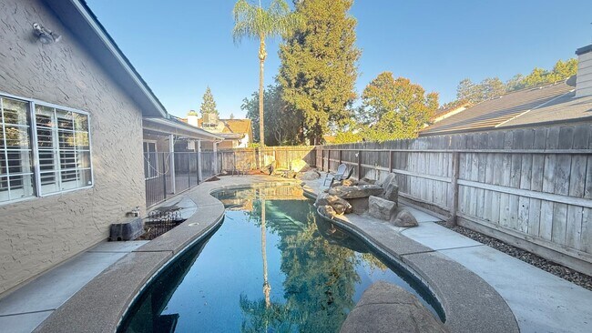 Building Photo - 3-bedroom, 2-bathroom home located in the ...