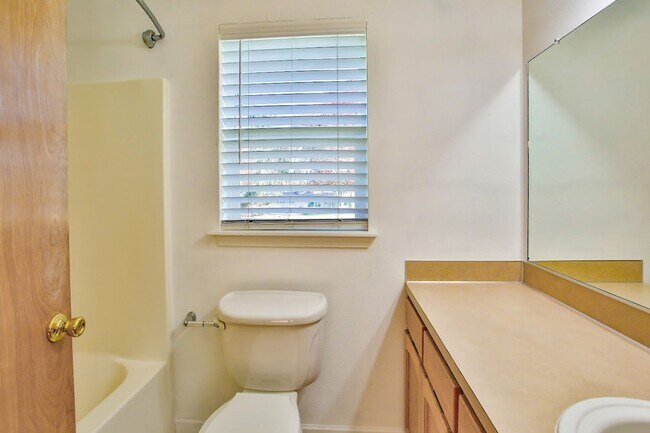 Building Photo - Lovely Home located in Oak Harbor and Ready for a New Tenant!