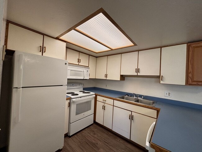 Building Photo - SPACIOUS 3 BEDROOM TOWNHOME FOR RENT IN DO...