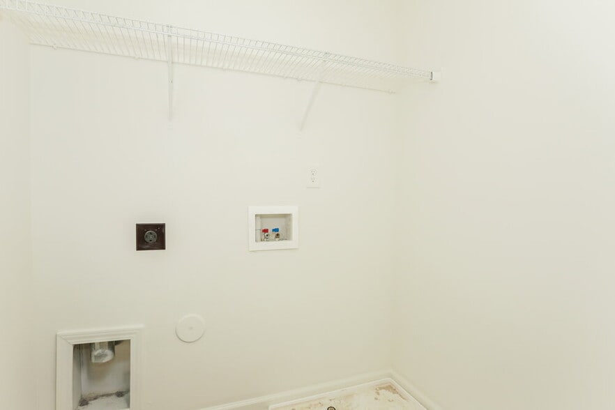 Building Photo - 6415 Glenolden Dr