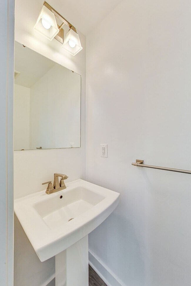 Building Photo - Meticulously Maintained 3 bedroom, 2.5 bat...