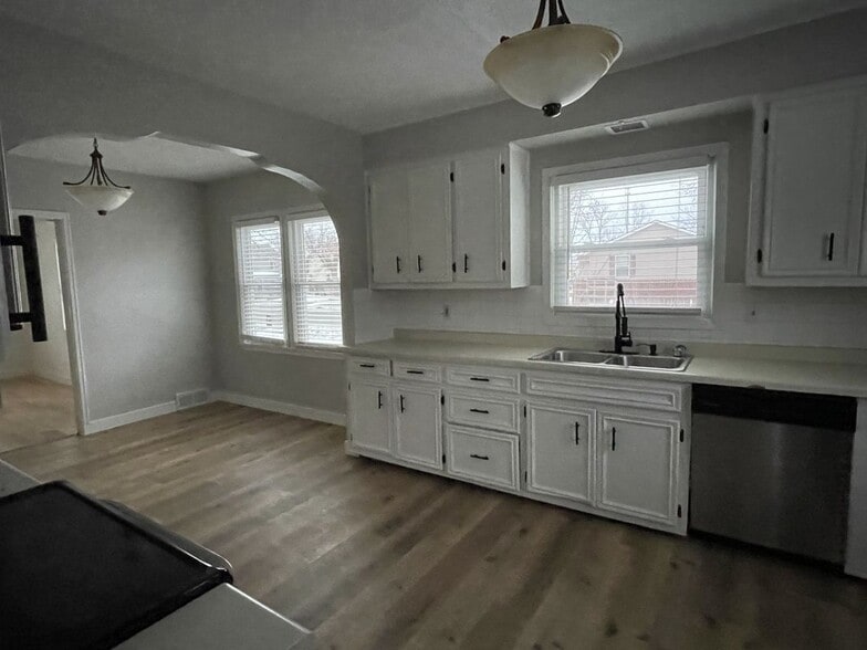 Building Photo - 304 S 1st St