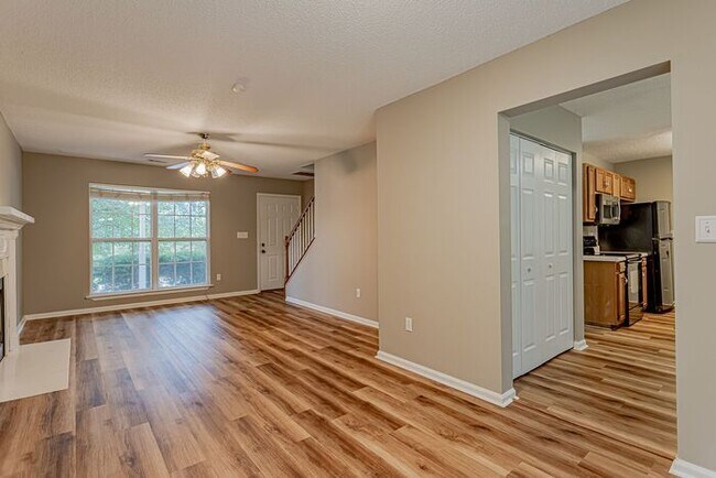 Building Photo - Bedroom on Main, Riverside Schools, Fenced...