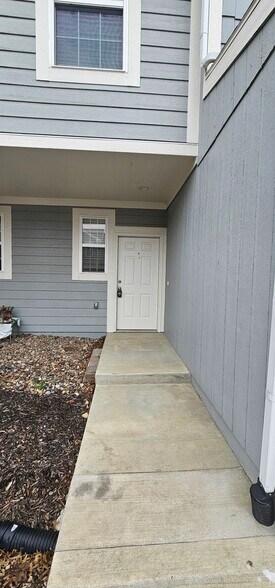 Building Photo - 341 N 5th Ter