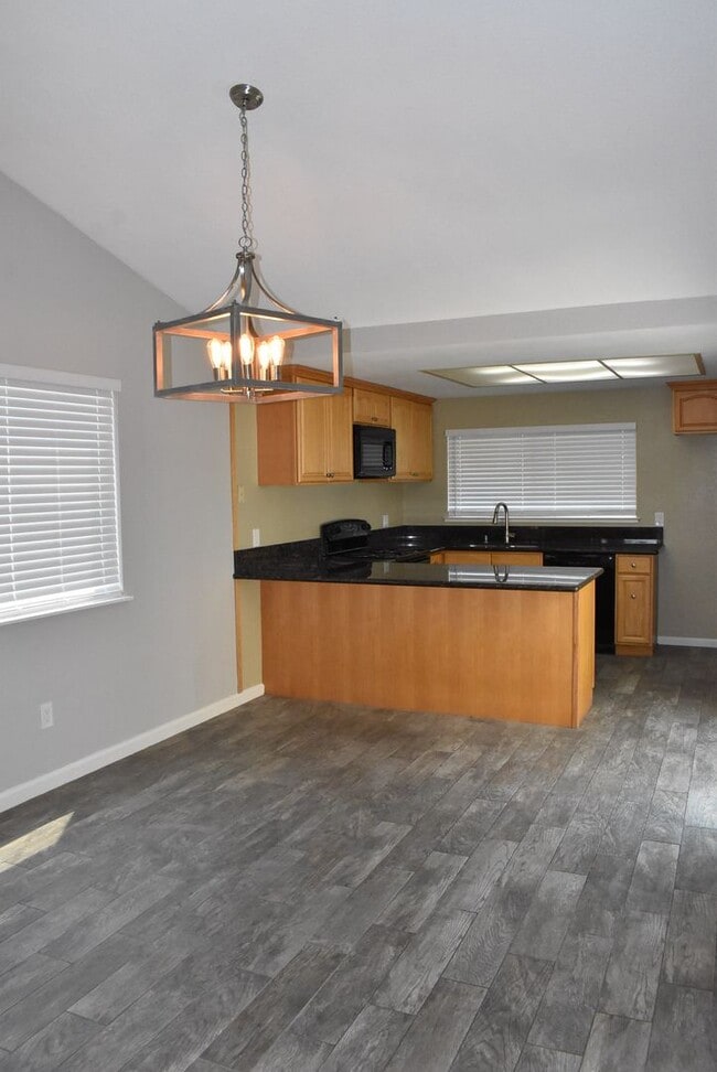 Building Photo - Tastefully updated home close to shopping and remodeled elementary school!