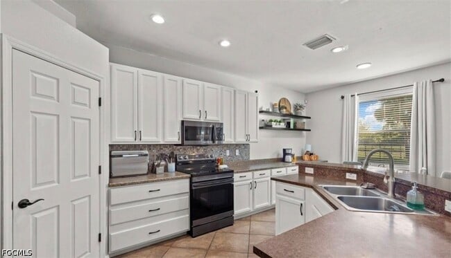 Building Photo - 321 Shadow Lakes Dr