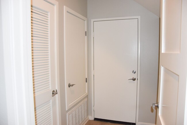 Building Photo - 507 W Maple Ave