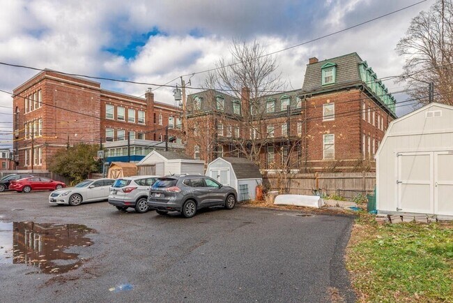 Building Photo - 16 Roseclair St